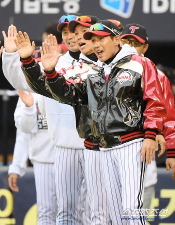 Cheering coach Yeom Kyung-yeop takes the lead in the first round of KS