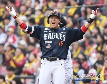 Cheering Ha Joo-seok hits the leadoff hitter in the top of the second inning