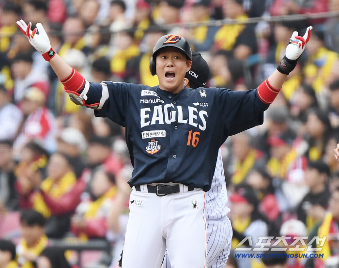  Cheering Ha Joo-seok hits the leadoff hitter in the top of the second inning