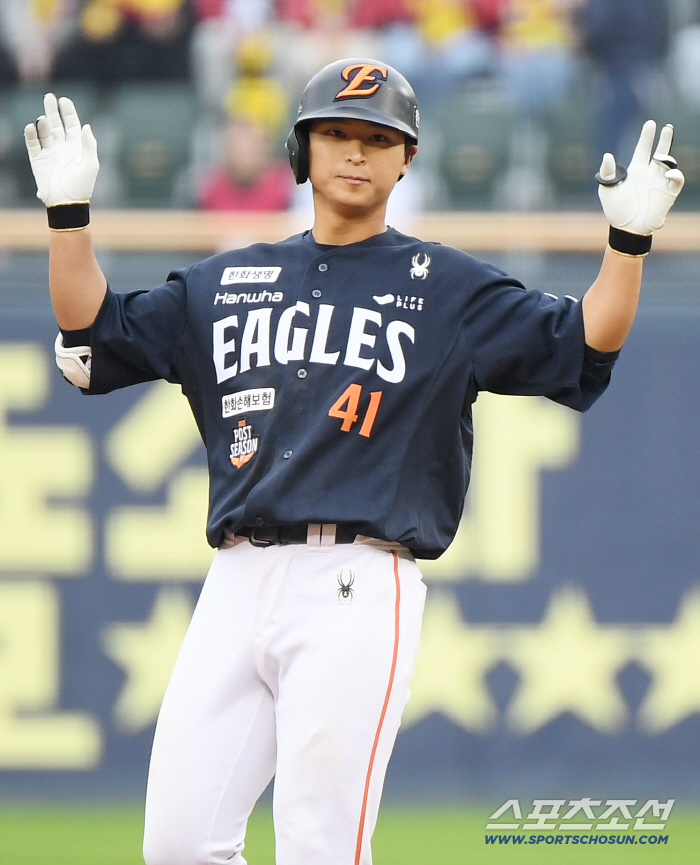  Choi In-ho hits a double with no outs in the fifth inning