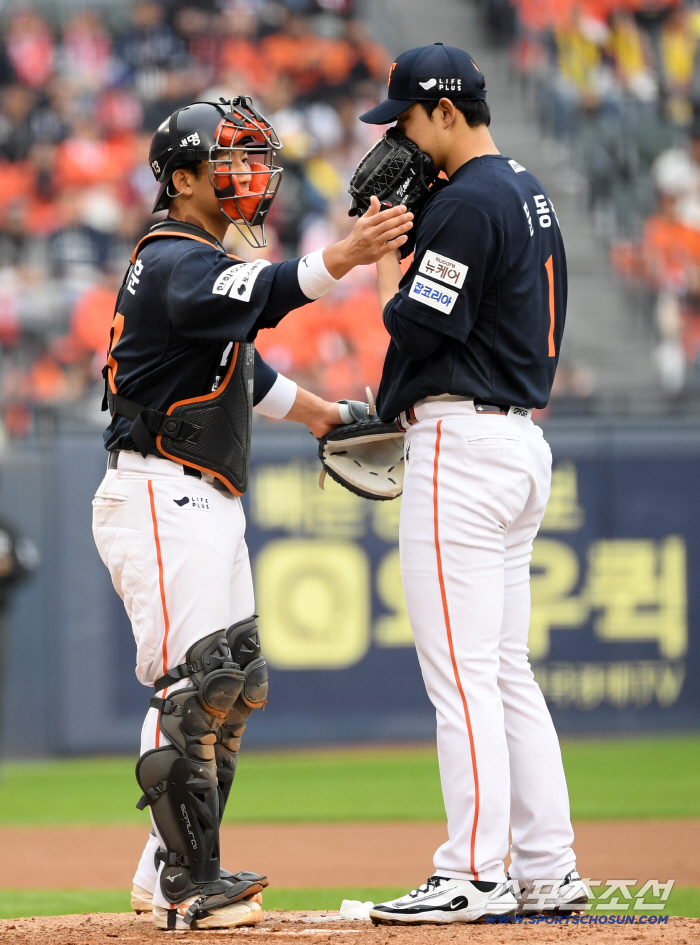  Choi Jaehoon and Moon Dongjoo, warm hands