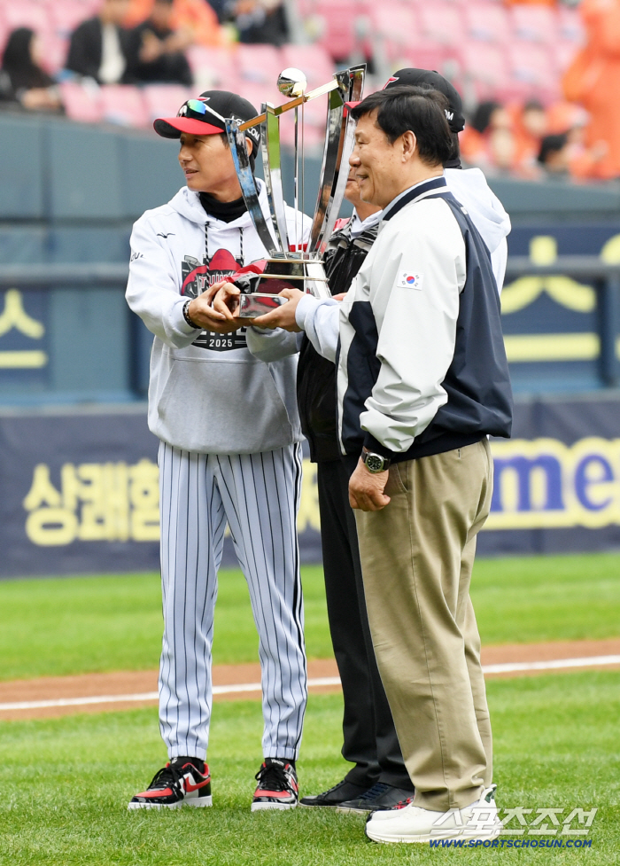  Coach Yeom Kyung-yeop, President Heo Koo-yeon, celebrates winning the regular season