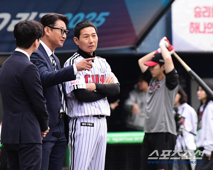  Commentator Park Yong-taek talks with director Yeom Kyung-yeop