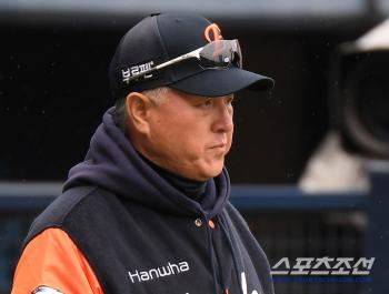 Director Kim Kyung-moon observes training in the drizzle