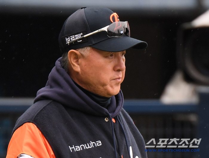  Director Kim Kyung-moon observes training in the drizzle