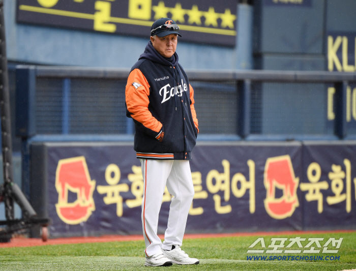  Director Kim Kyung-moon quietly watches the training alone