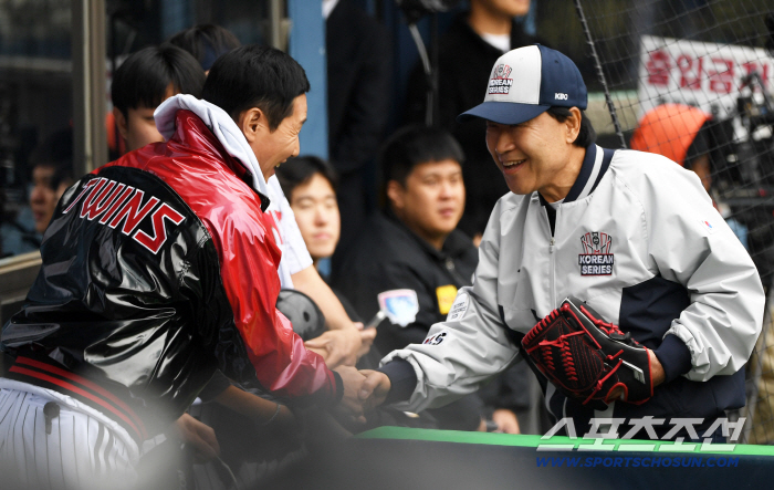  Director Yeom Kyung-yeop, former director Kim Jae-bak, glad to say hello