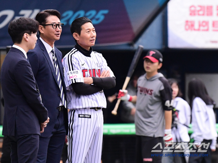  Director Yeom Kyung-yeop talks with commentator Park Yong-taek