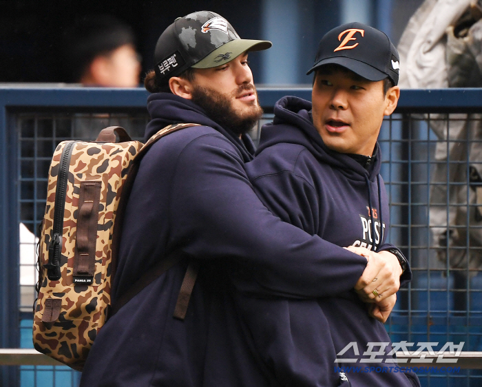  Good Ponce and Lee Jae-won hug to celebrate their entry into KS