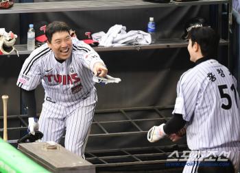 Hong Chang-ki, who scored Kim Hyun-soo, smiles brightly