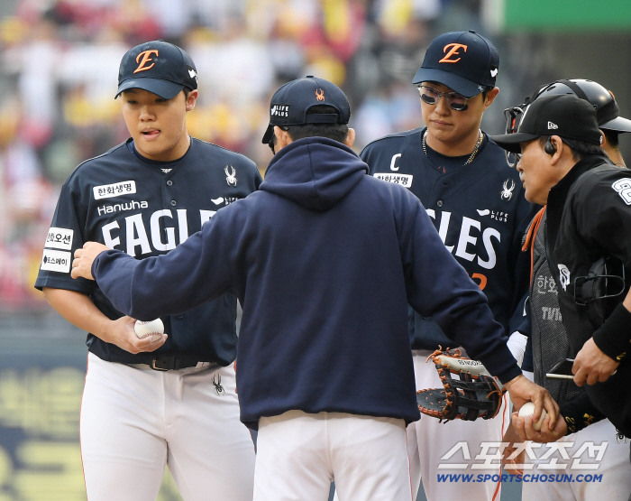  Jung Woo-joo throws two four pitches and changes