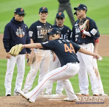 Kim Seo-hyun takes his first appearance in the Korean Series amid the support of his teammates