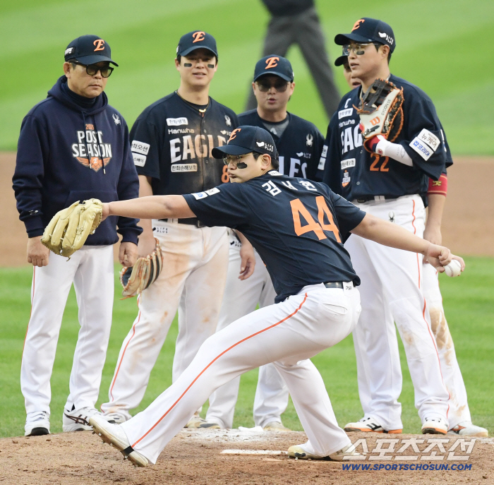  Kim Seo-hyun takes his first appearance in the Korean Series amid the support of his teammates