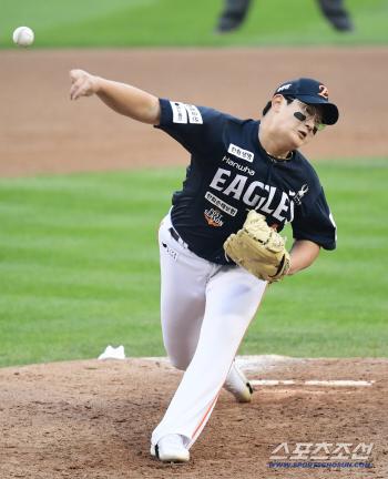Kim Seo-hyun takes the mound for the first time in the Korean Series, striking out Austin