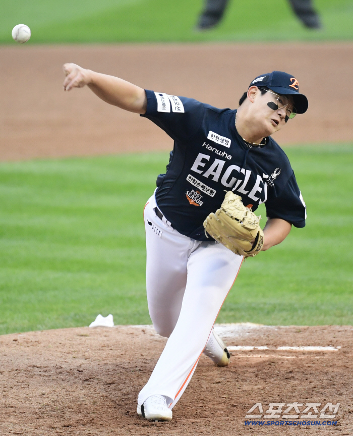 Kim Seo-hyun takes the mound for the first time in the Korean Series, striking out Austin