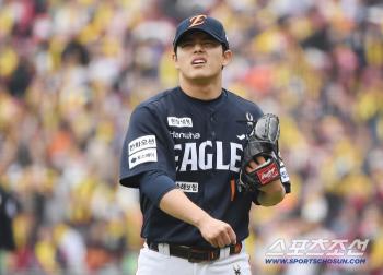 Moon Dongjoo is disappointed to lose 2 runs in the first inning