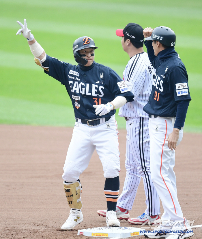  Son Ah-seop hits his first at-bat