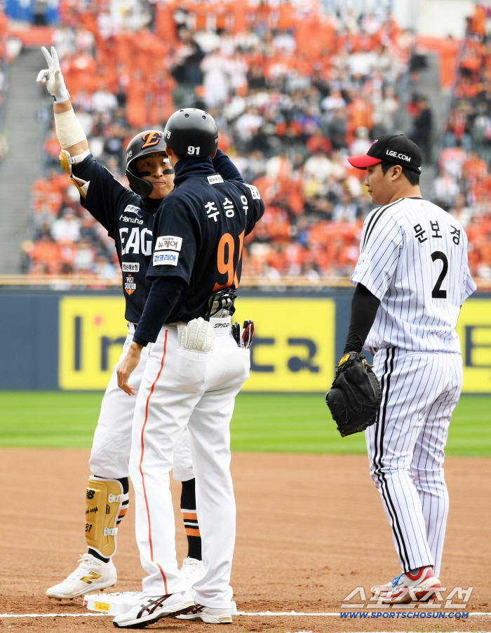  Son Ah-seop hits the Korean Series