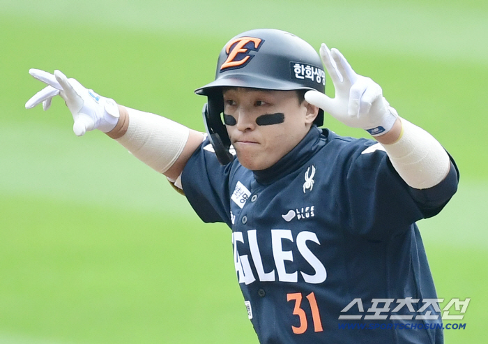  Son Ah-seop succeeded in hitting his first at-bat in the Korean Series