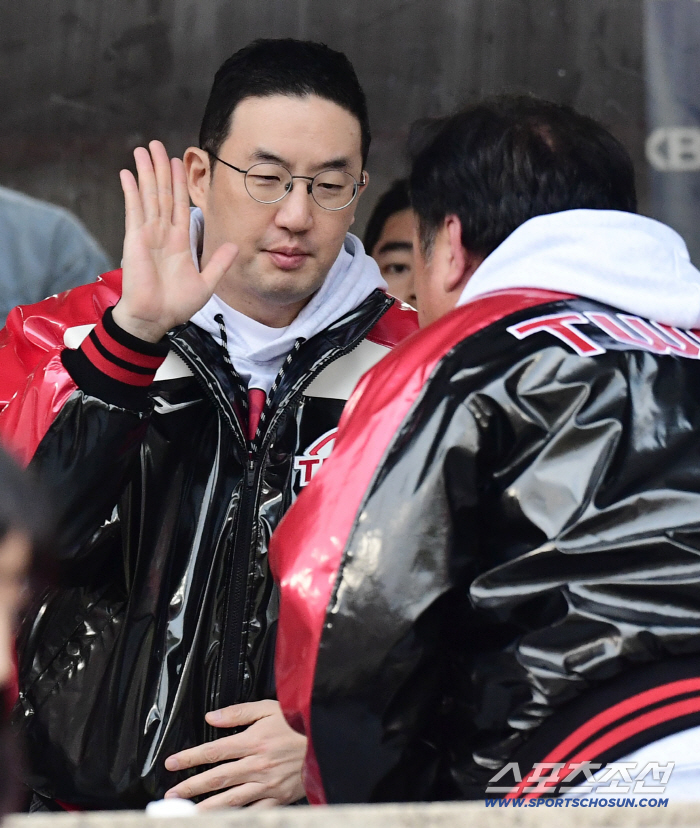  Team owner Koo Kwang-mo's high-five victory in the first round