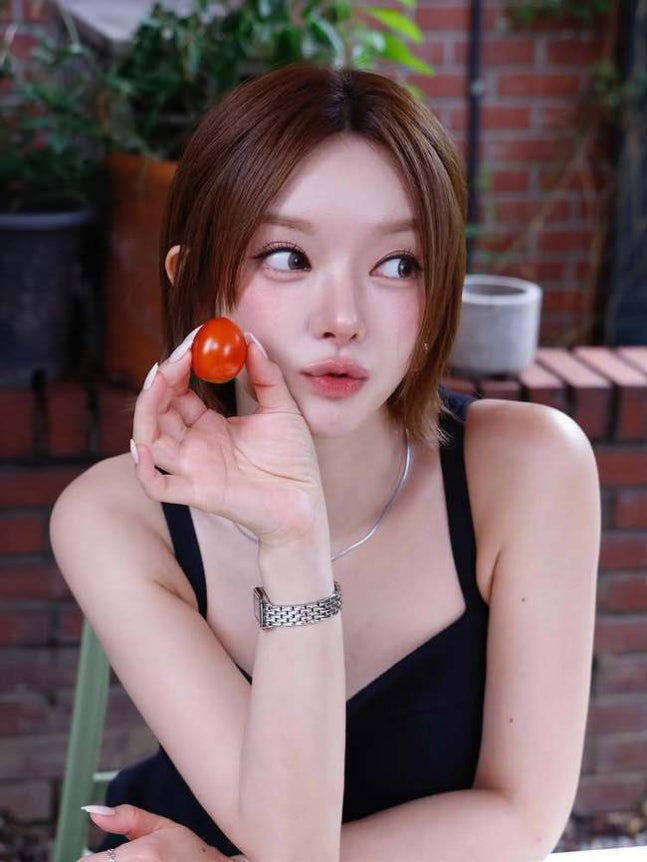 'Why did you become so pretty?' with AOA's rising beauty