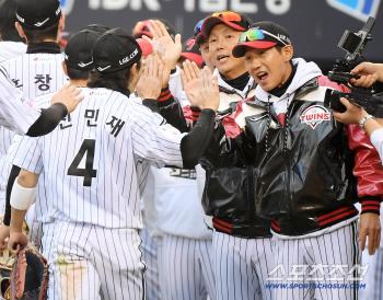 Winning Game 1, LG's variable occurred Chirinos Damseum Game 2 failed. Lim Chan-kyu has the best ERA against Hanwha. Chirinos prepare for Game 3 and 4 