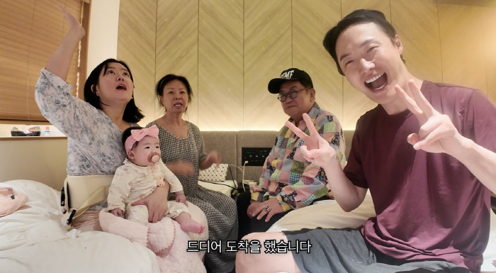 73-year-old Lee Yong-sik's granddaughter was a blessing. It happened on the 42nd anniversary of his wedding