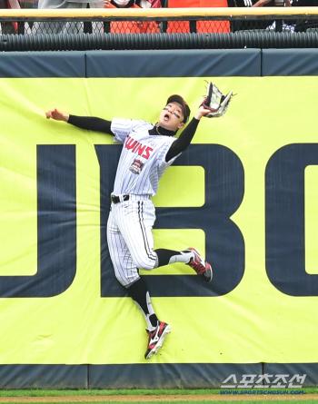 The catch 126m fly ball, the huge wall that dominated the first game, is called Kim Jam-sil