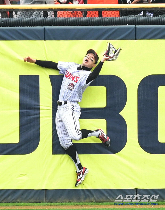 The catch 126m fly ball, the huge wall that dominated the first game, is called Kim Jam-sil