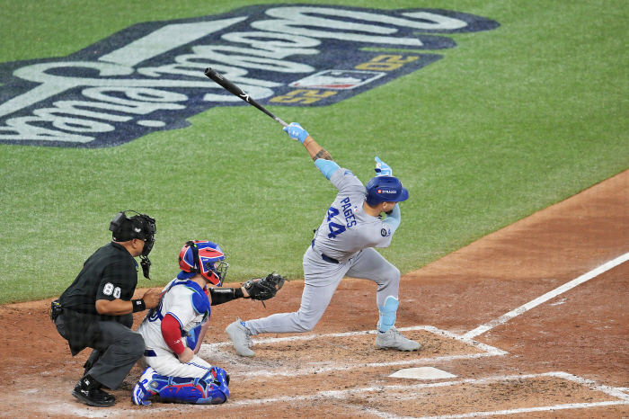 Despite his batting average of 0.093 in 12 games with PS, he is now playing as a starter until the World Series. Considering Roberts' strong defense capability, he is the best