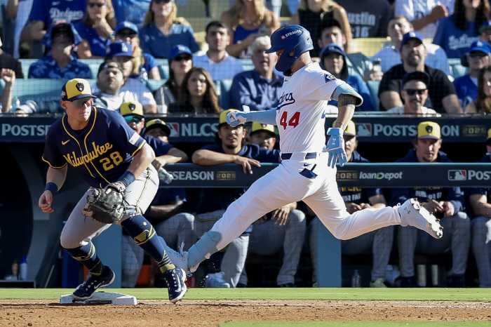 Despite his batting average of 0.093 in 12 games with PS, he is now playing as a starter until the World Series. Considering Roberts' strong defense capability, he is the best
