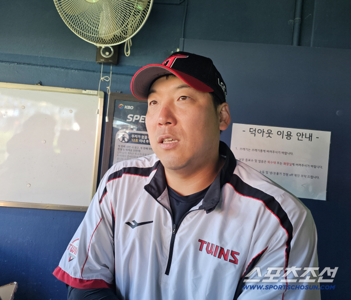 Director Moon reunited with him in the fall for the first time in 10 years...When I can't sleep because I'm nervous, Kim Hyun-soo, the No. 1 RBI player in PS, overcomes the tremor