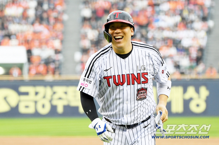 Director Moon reunited with him in the fall for the first time in 10 years...When I can't sleep because I'm nervous, Kim Hyun-soo, the No. 1 RBI player in PS, overcomes the tremor
