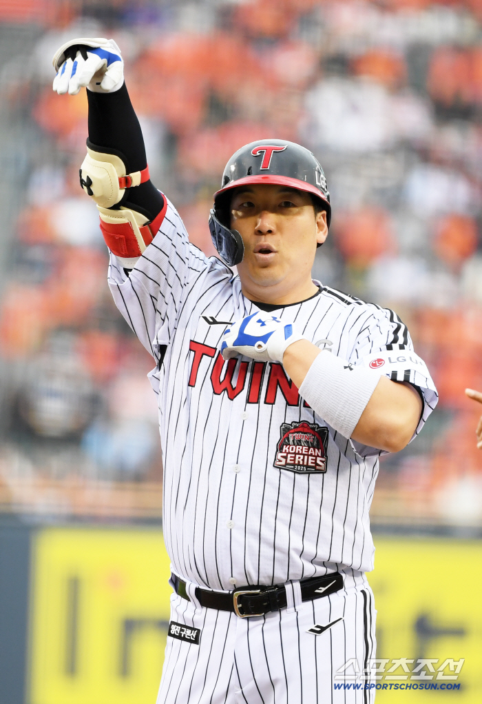 Director Moon reunited with him in the fall for the first time in 10 years...When I can't sleep because I'm nervous, Kim Hyun-soo, the No. 1 RBI player in PS, overcomes the tremor