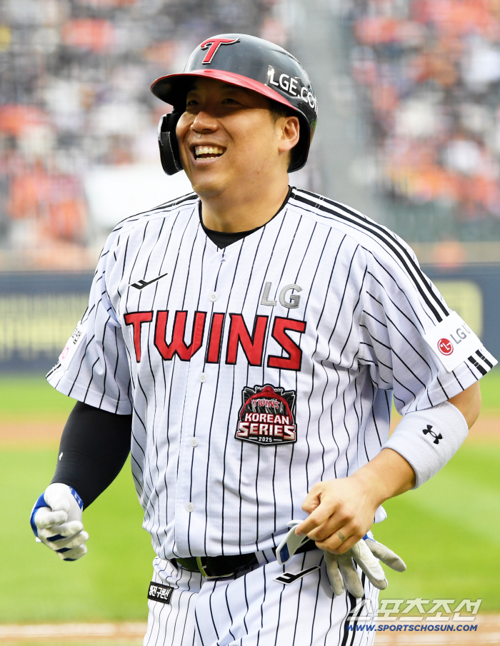 Director Moon reunited with him in the fall for the first time in 10 years...When I can't sleep because I'm nervous, Kim Hyun-soo, the No. 1 RBI player in PS, overcomes the tremor