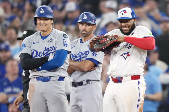 I don't have to listen to it after Game 5, but should Toronto fans be more sarcastic? Don't you know what Ohtani means by booing