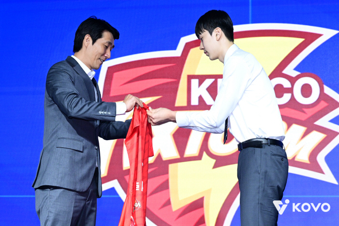 If Lee Woo-jin is Kwak Seung-seok, why didn't KEPCO, which is not in Korea, choose an overseas team?