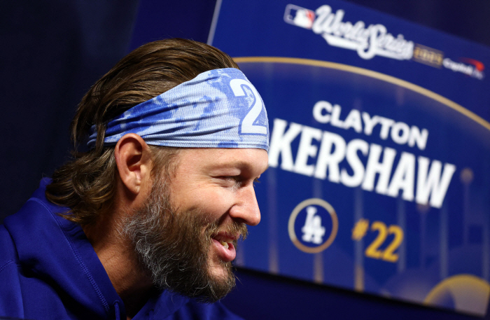 I'm doomed to find romance! Kershaw, just watch the last World Series..  → Roberts, you've got your tongue in the air