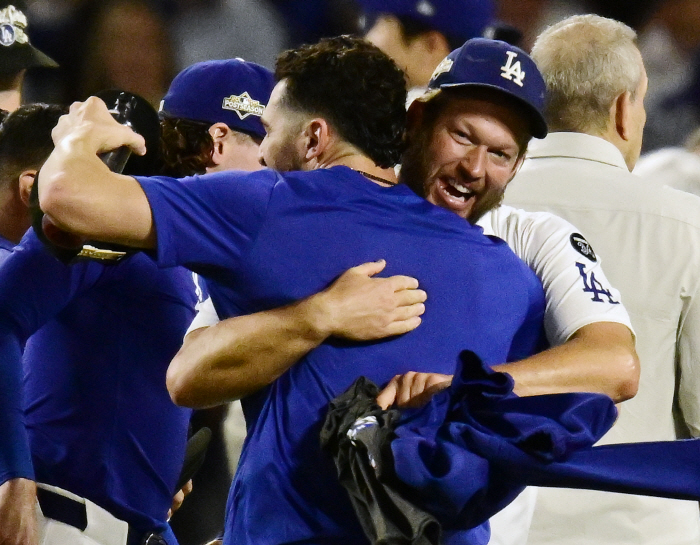 I'm doomed to find romance! Kershaw, just watch the last World Series..  → Roberts, you've got your tongue in the air