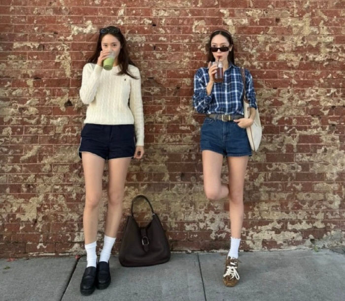 Jessica and Crystal, the 'Jeong Sisters,' hold their friendly hands...Sister chemistry 'Hoon Hoon' 