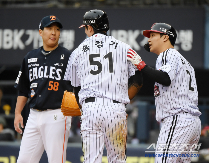 LG's No. 4 hitter blamed himself because of me → Moon Dong-ju's 154km hit in his first at-bat! Even Moon Bo-kyung was revived