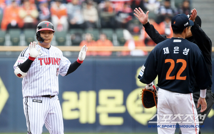 LG's No. 4 hitter blamed himself because of me → Moon Dong-ju's 154km hit in his first at-bat! Even Moon Bo-kyung was revived