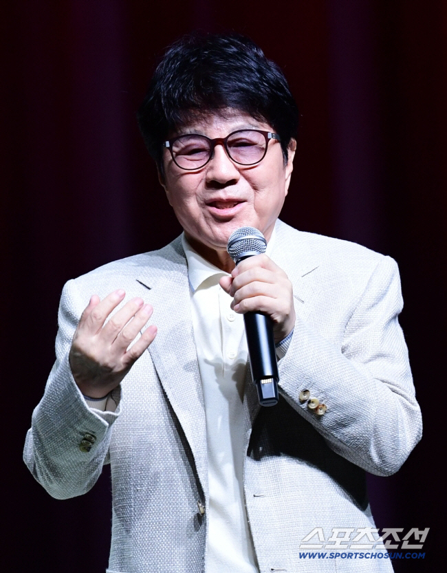  Cho Yong-pil opens tickets for the Seoul concert today (27th)..It's a 57-year musical journey