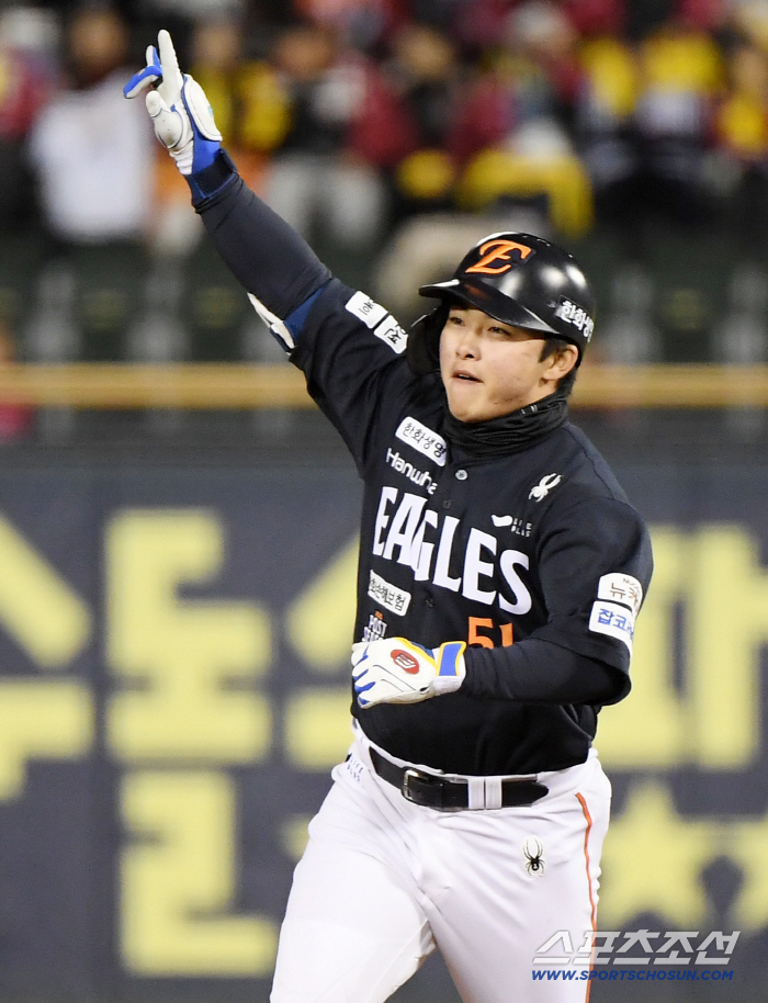 Oh, my. I scored four runs in the first inning, but one hit remained silent from the second inning. Park Dong-won, Moon Bo-kyung, a two-run shot with nine RBIs, won the game against LG 135. 100% chance of winning.
