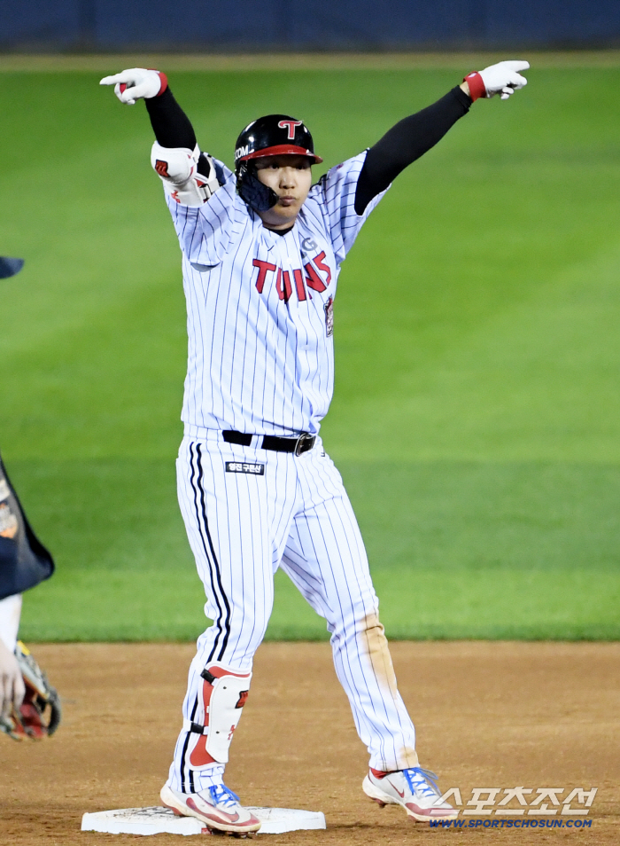 Oh, my. I scored four runs in the first inning, but one hit remained silent from the second inning. Park Dong-won, Moon Bo-kyung, a two-run shot with nine RBIs, won the game against LG 135. 100% chance of winning.