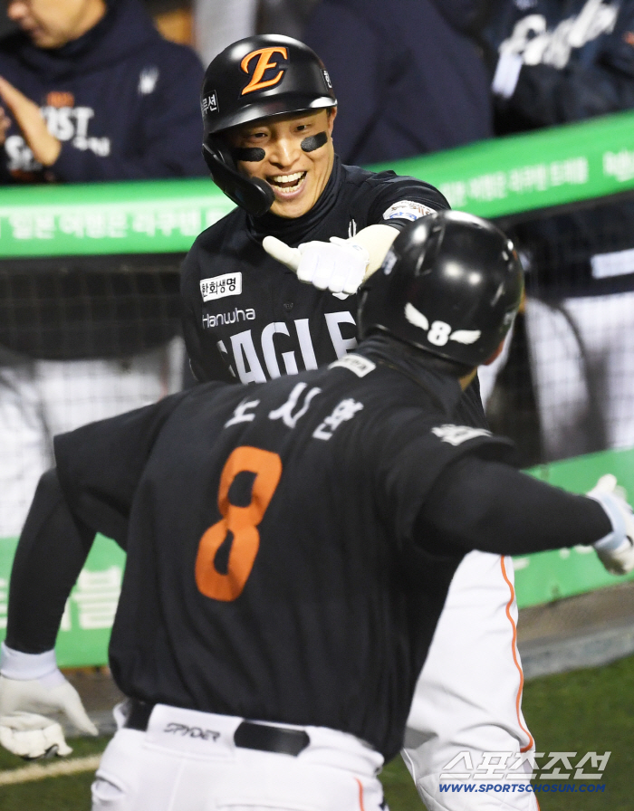  Back to back, no Sihwan, thumbs up, Son Ah Seop, we're going to win