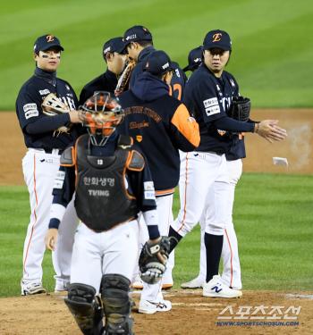 A brief meeting with Hanwha's infield team