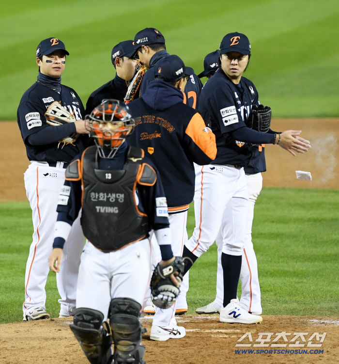  A brief meeting with Hanwha's infield team