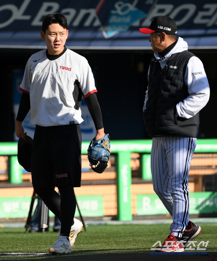  Coach Lee Joo-heon, Park Kyung-wan, prepares for the second game of the Korean Series