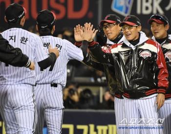  Coach Yeom Kyung-yeop gives high fives with the players